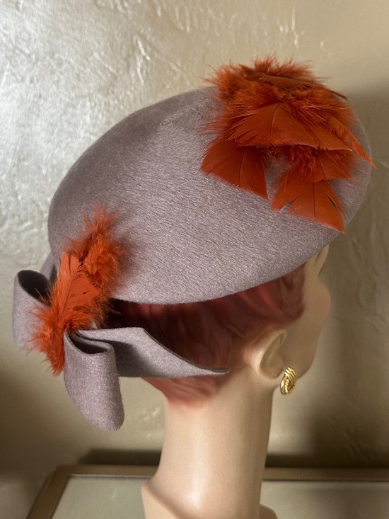 MARVELOUS 1950\'s TAUPE FELT HAT + BACK BOW & RUST FEATHER TRIM main image 8